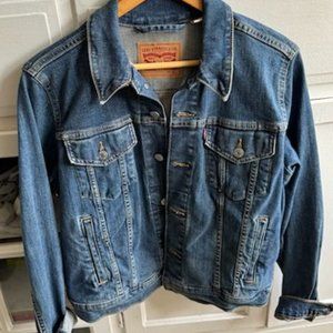 NEVER WORN classic levi's jean jacket in Size XL.